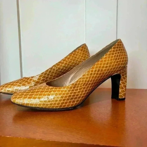 Stuart Weitzman Vintage Yellow Faux Snake Skin Heels- Size 8 - Picture 2 of 13